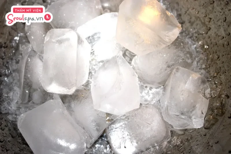 Dùng khăn mỏng bọc đá sạch và chườm lên vùng kín để giảm cảm giác đỏ rát và ngứa ngáy sau triệt lông