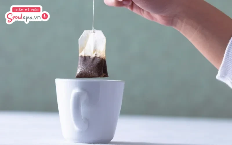 Chườm túi trà lên bề mặt da vùng kín sau triệt lông là cách giảm ngứa và dịu cảm giác nóng rát trên da sau triệt lông