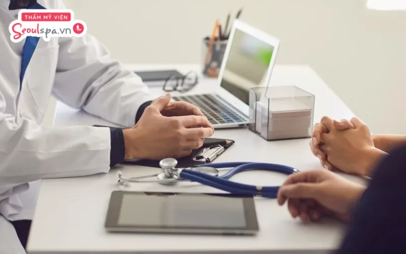 Đến gặp bác sĩ để được chẩn đoán và điều trị kịp thời nếu tình trạng ngứa ngáy kéo dài sau khi triệt lông