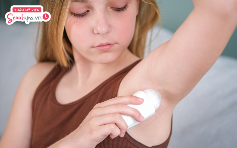 Sử dụng lăn hoặc xịt khử mùi chứa hoạt chất không phù hợp có thể là nguyên nhân hàng đầu khiến nách dễ bị thâm
