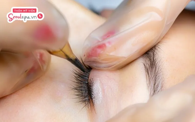 Xăm mí mắt phong thủy là phương pháp kết hợp kỹ thuật phun xăm theo ngũ quan khuôn mặt để cải thiện phong thủy