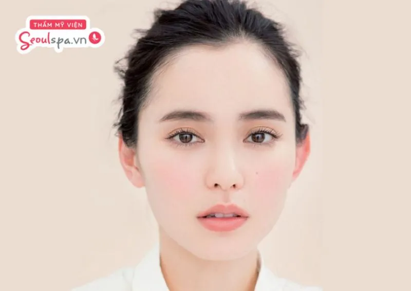 Người có khuôn mặt trái xoan thường phù hợp với các kiểu phong thủy xăm mí mắt với độ cong nhẹ ở đuôi mắt