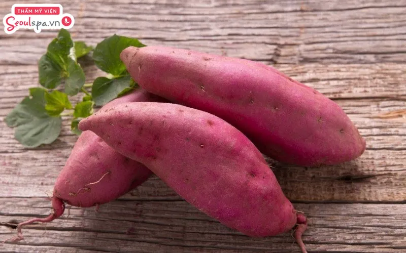 Lựa chọn khoai lang còn tươi mới, cầm nặng tay và không có dấu hiệu hư hỏng để tránh gây ảnh hưởng hệ tiêu hóa