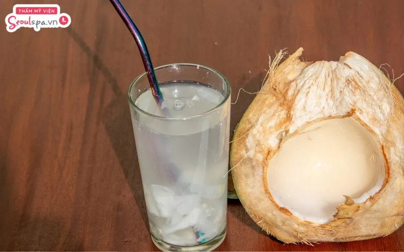 Lượng vitamin C, B1, B5 và axit lauric có trong nước dừa sẽ giúp tăng cường dưỡng ẩm và hỗ trợ môi sau xăm nhanh lành