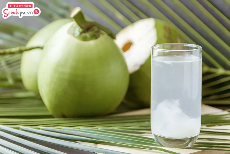 Nắm rõ những lưu ý khi uống nước dừa để tránh ảnh hưởng đến hiệu quả phun môi