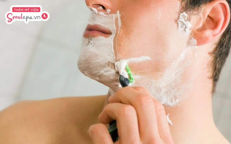 Thực hiện cạo râu đúng chiều lông mọc với thao tác thực hiện nhẹ nhàng là cách ngăn ngừa nguy cơ da tổn thương hiệu quả