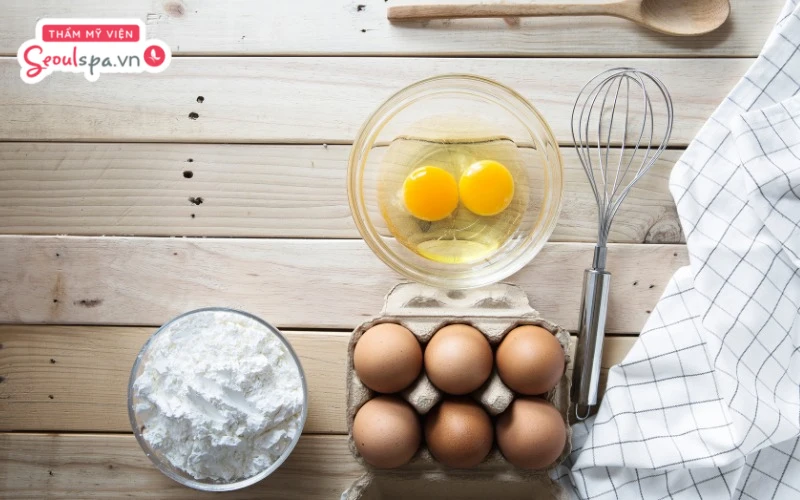 Kết hợp lòng trắng trứng gà và bột bắp có thể đem lại hiệu quả kết dính tốt giúp loại bỏ lông an toàn
