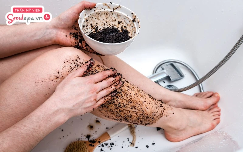 Tẩy tế bào chết vùng chân trước khi cạo không chỉ giúp loại bỏ lớp sừng mà còn hỗ trợ làm mềm da trước khi cạo