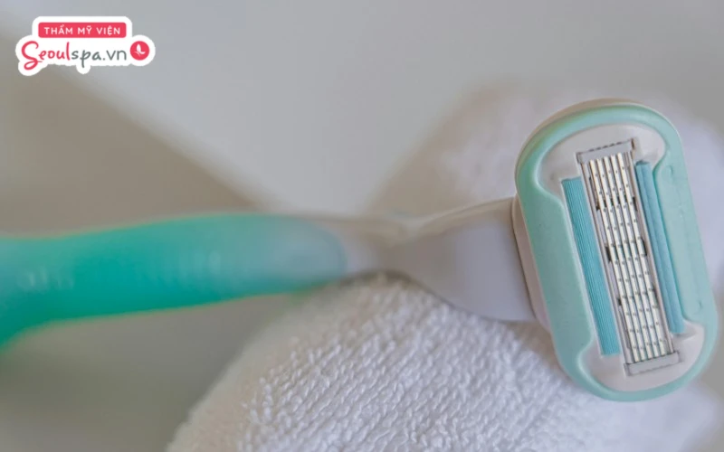 Sử dụng dao cạo mới, không gỉ sét để quá trình cạo lông diễn ra trơn tru hơn mà không tiềm ẩn nguy cơ trầy xước da