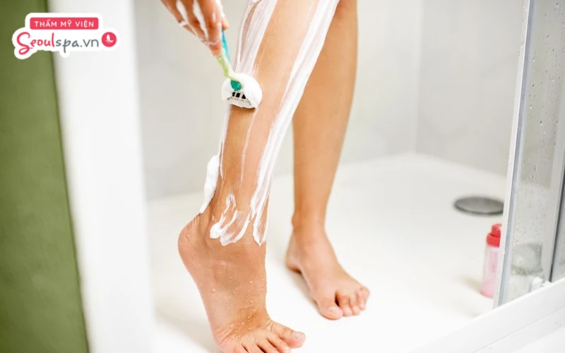 Thực hiện cạo lông chân đúng kỹ thuật với đường cạo ngắn nhẹ nhàng là cách giúp giảm thiểu tổn thương lên da