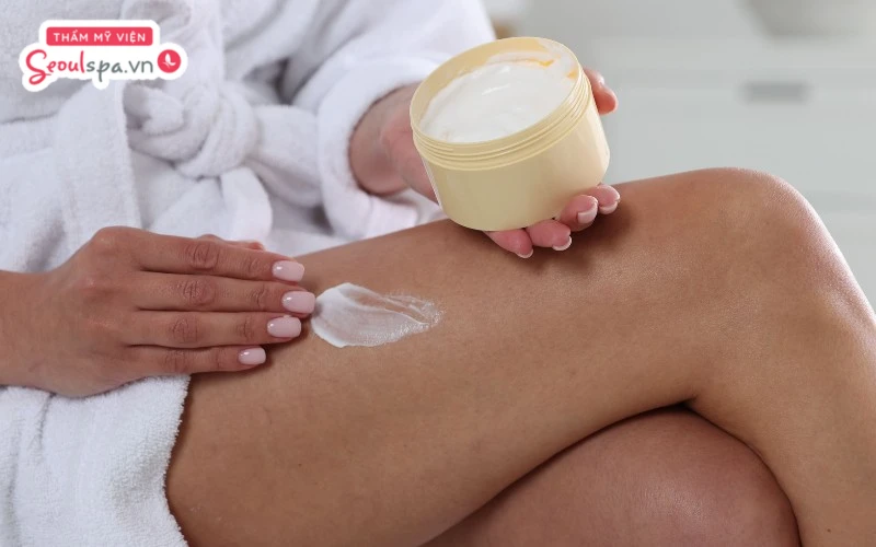 Thoa kem dưỡng ẩm sau khi cạo lông để làm dịu da và ngăn ngừa nguy cơ kích ứng sau khi cạo