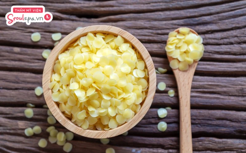 Sử dụng sáp ong đun chảy là cách giúp loại bỏ lông an toàn và hỗ trợ làm sáng da hiệu quả sau thực hiện