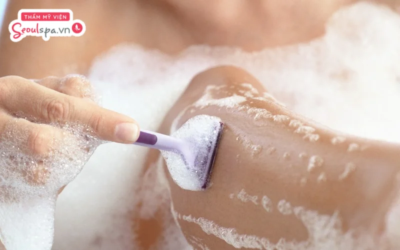 Thực hiện cách tẩy lông chân bằng dầu xả đúng kỹ thuật có thể giúp loại bỏ lông an toàn mà không gây tổn thương da