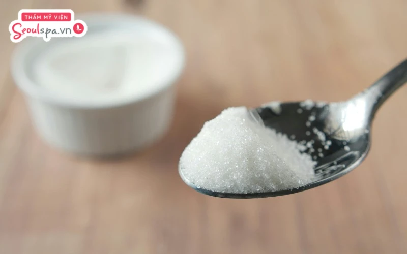 Sử dụng đường đúng cách được xem là cách loại bỏ lông tay an toàn nhờ vào khả năng kết dính tự nhiên của đường