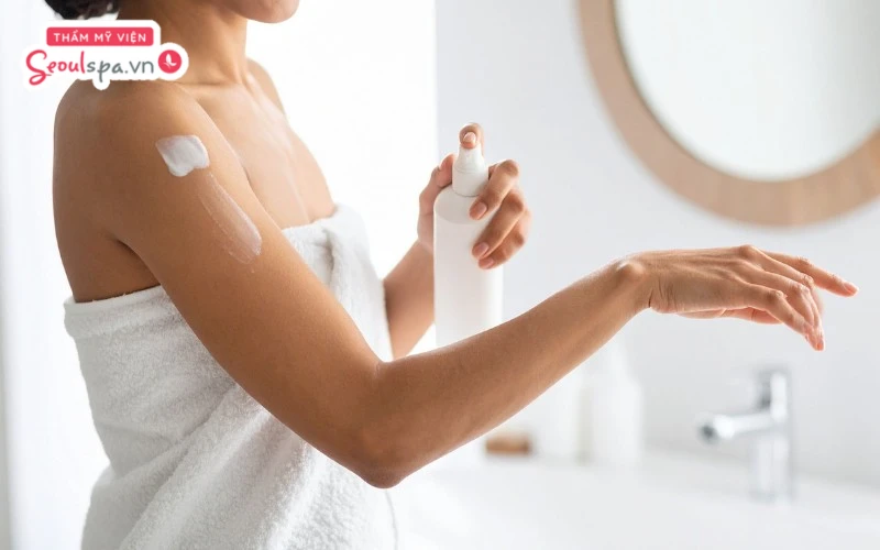 Thoa kem dưỡng ẩm lành tính và dịu nhẹ là cách chăm sóc đúng cách giúp da nhanh phục hồi sau triệt lông