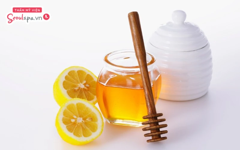 Cách tẩy lông tay không mọc lại bằng mật ong và chanh không chỉ giúp cấp ẩm mà còn hỗ trợ làm mềm nang lông hiệu quả