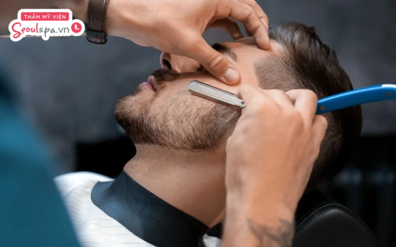 Không vệ sinh dao cạo sạch sẽ trước và sau khi thực hiện có thể khiến vi khuẩn dễ tấn công và gia tăng nguy cơ nổi mụn