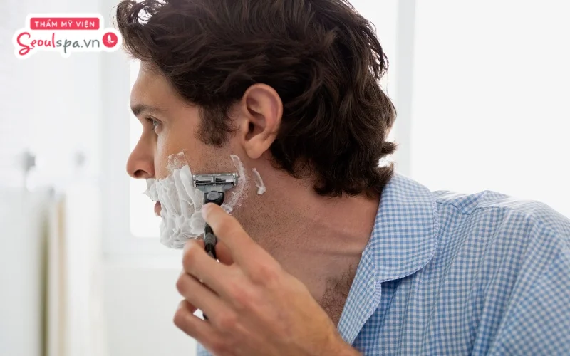 Cạo râu trước khi tắm là một trong những sai lầm khiến cạo râu xong bị ngứa và bùng phát mụn ngoài ý muốn