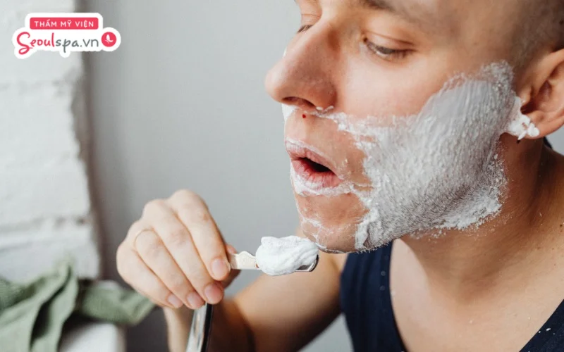 Cạo râu quá thường xuyên với tần suất thực hiện dày đặc có thể khiến da dễ trầy xước, tổn thương và gia tăng nguy cơ nổi mụn