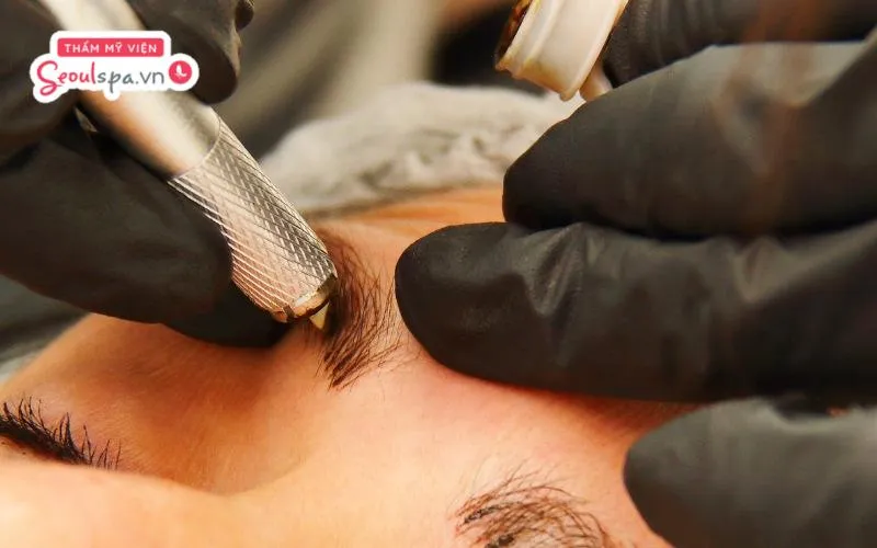 Cảm giác đau rát sau khi điêu khắc chân mày có thể kéo dài từ 30 - 60 phút tùy cơ địa của từng người