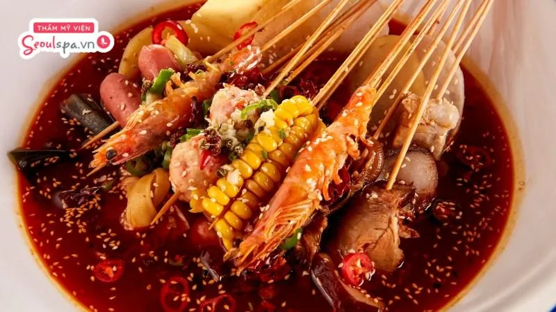 Chuyên viên thực hiện ủ tê đúng cách và đi sợi với độ sâu phù hợp là cách giảm đau rõ rệt khi điêu khắc chân mày