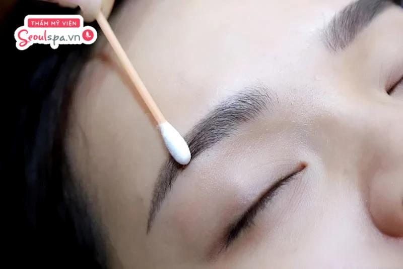 Điêu khắc chân mày thường yêu cầu chế độ kiêng khem phức tạp hơn so với hairstroke để duy trì độ bền màu lâu dài