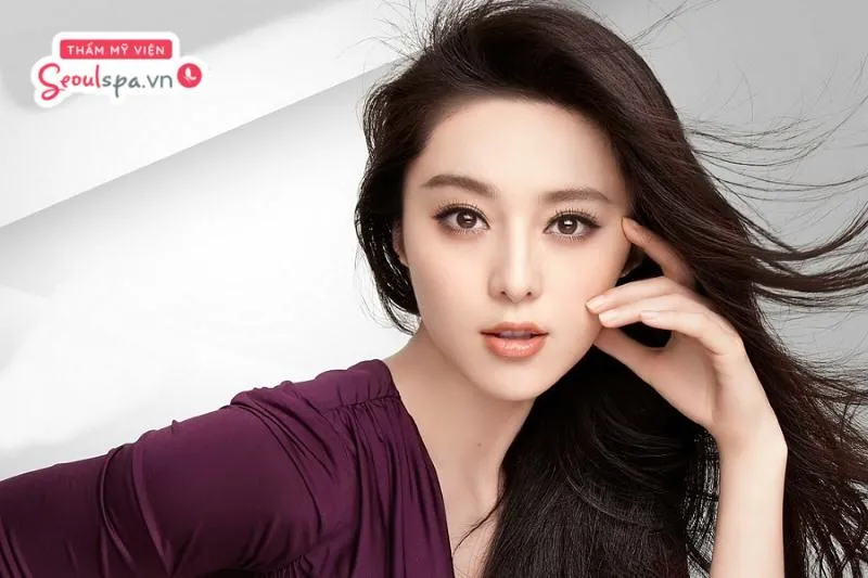 Chân mày có góc cạnh mềm với phần đuôi được uốn cong nhẹ nhàng giúp đường nét khuôn mặt trở nên thanh thoát hơn