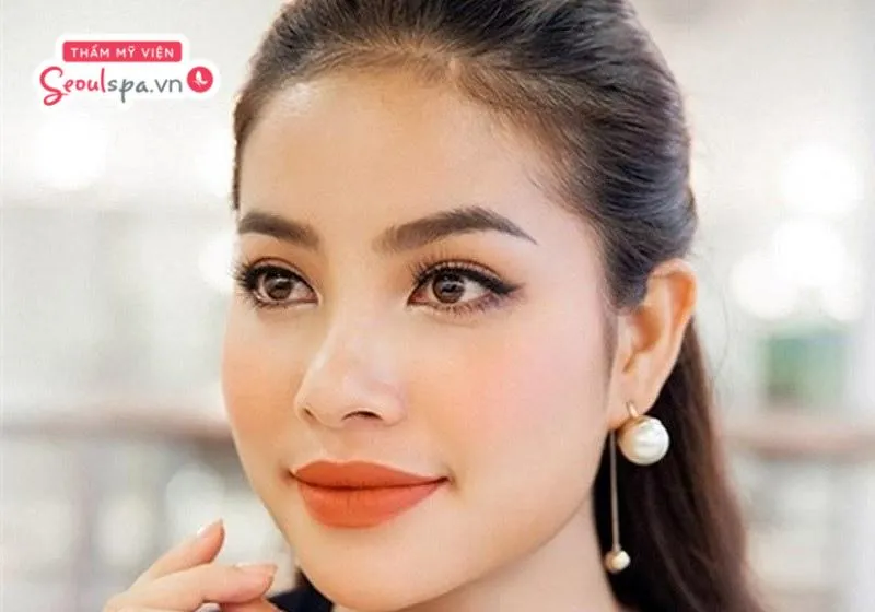 Chân mày xếch là kiểu lông mày có phần đuôi vểnh cao hơn và tạo thành một đường dốc đặc trưng ở thái dương