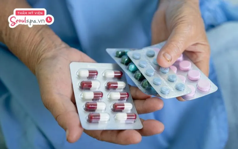 Người đang sử dụng thuốc kháng sinh, thuốc chỉ định chống đông máu nên hoàn tất liệu trình dùng thuốc trước khi xăm lông mày