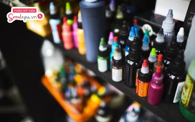 Sử dụng mực xăm kém chất lượng và không rõ nguồn gốc có thể khiến vùng da quanh mắt và chân mày tiềm ẩn nguy cơ sưng tấy