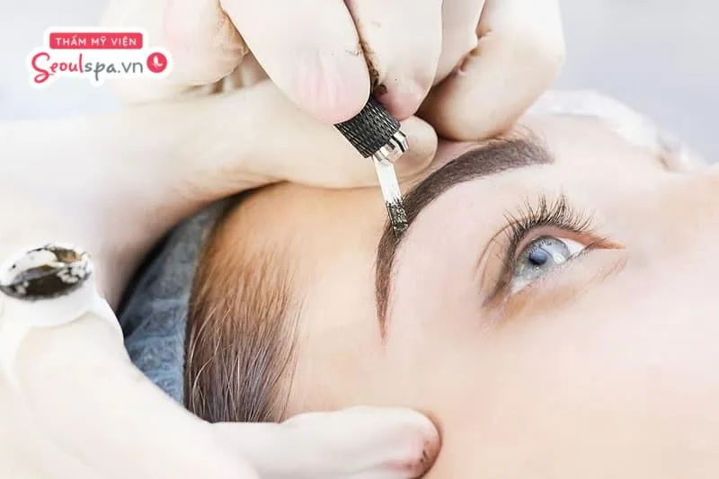 Kỹ thuật phun mày quá lỗi thời có thể để lại tổn thương lớn trên bề mặt da và kéo dài thời gian da hồi phục