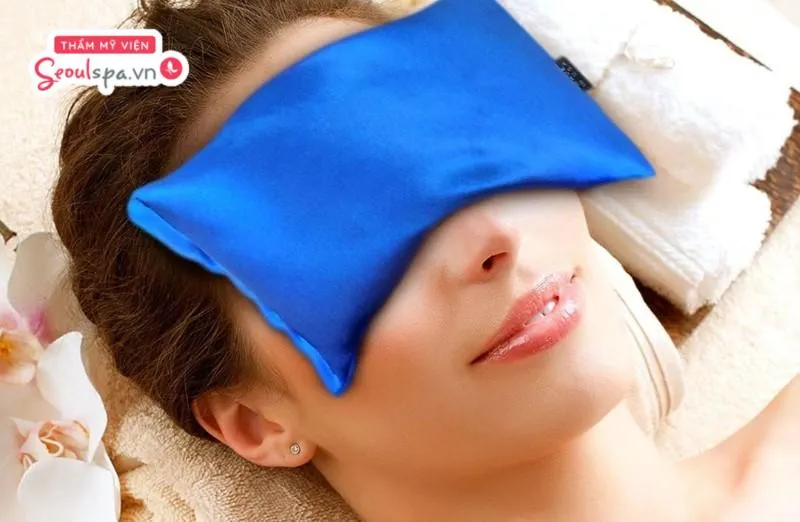 Chườm lạnh vùng mắt đúng cách có thể giúp giảm sưng và đẩy nhanh quá trình hồi phục sau khi phun chân mày