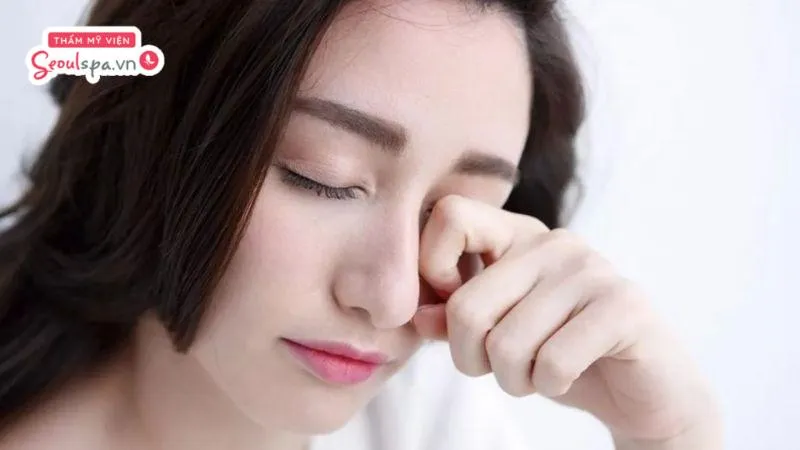 Thói quen dùng tay dụi mắt hoặc tác động mạnh lên vùng da quanh mắt sau phun xăm chân mày có thể khiến mắt bị sưng tấy