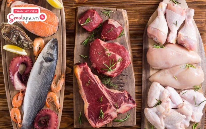 Kiêng cữ toàn bộ các loại hải sản, thịt bò hoặc thịt gà sau phun xăm chân mày vì dễ gia tăng nguy cơ sưng viêm và kích ứng