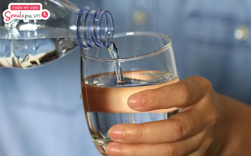 Uống đủ 2 lít nước lọc mỗi ngày là cách giúp môi được bổ sung độ ẩm và giảm thiểu tình trạng khô ráp, bong tróc hiệu quả