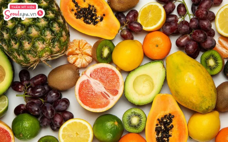 Tăng cường bổ sung hoa quả và trái cây tươi vào thực đơn ăn uống hàng ngày là cách giúp môi sau phun nhanh lên màu đẹp