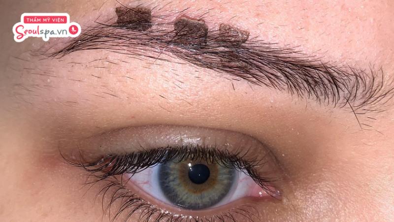 Chân mày sẽ bắt đầu có dấu hiệu bong vảy và để lộ lớp da non mới phục hồi sau 6 - 7 ngày đầu sau điêu khắc