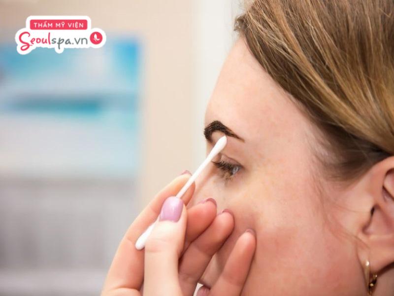 Bôi thuốc mỡ chân mày quá sớm khi chân mày chưa bong tróc hoàn toàn có thể cản trở quá trình tái tạo và lên màu của chân mày