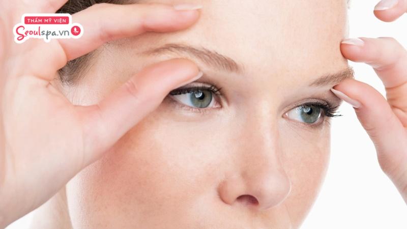 Tránh cạy gỡ hoặc tác động vào vùng chân mày sau khi điêu khắc vì dễ tiềm ẩn nguy cơ mất nét sợi gây loang lổ