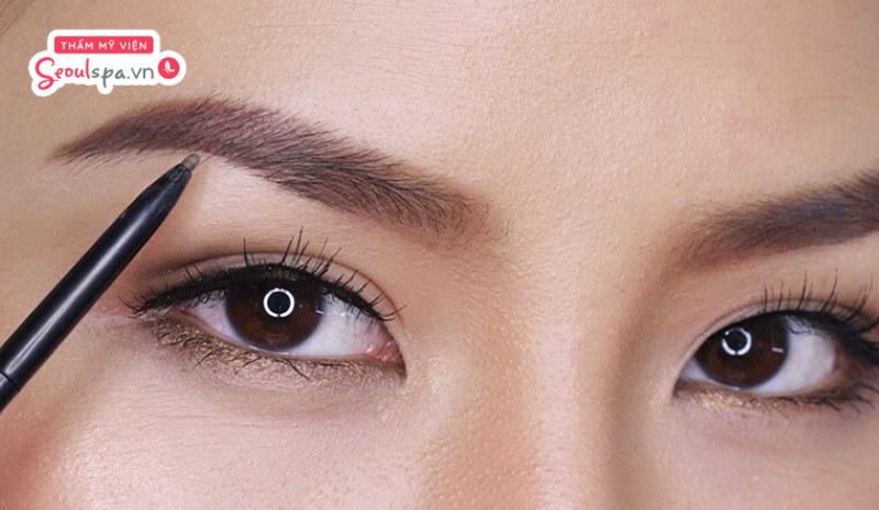 Để chân mày tiếp xúc với mỹ phẩm quá sớm sau điêu khắc chân mày có thể gia tăng nguy cơ kích ứng và viêm nhiễm