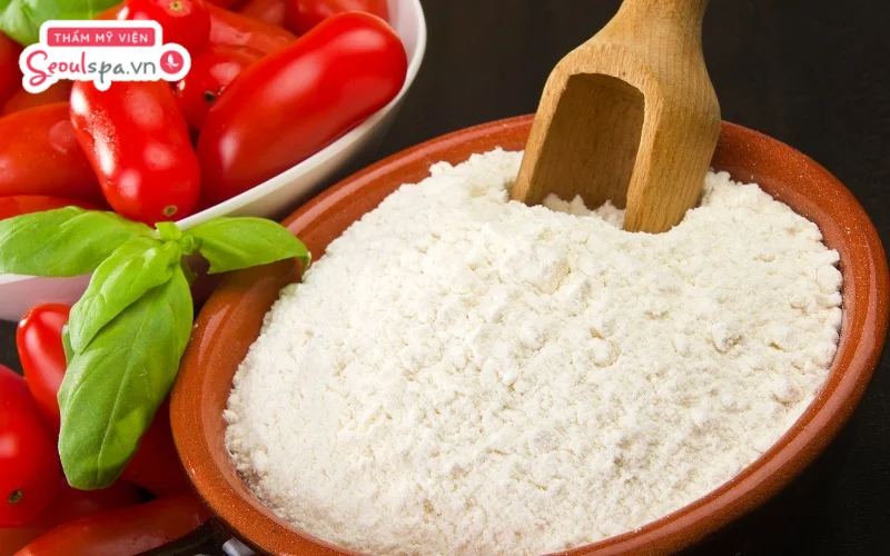 Trộn đều cà chua với bột mì đúng tỷ lệ sẽ tạo thành hỗn hợp loại bỏ lông an toàn mà không gây kích ứng da