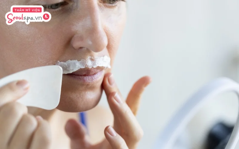 Sử dụng kem tẩy lông giúp làm suy yếu sợi lông, làm mềm lớp sừng và loại bỏ lông khỏi da hiệu quả