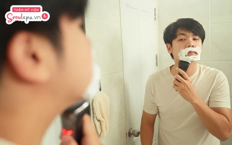 Sử dụng máy cạo râu đem lại hiệu quả loại bỏ ria mép nhanh chóng, tiện lợi nhưng cần thực hiện cẩn thận