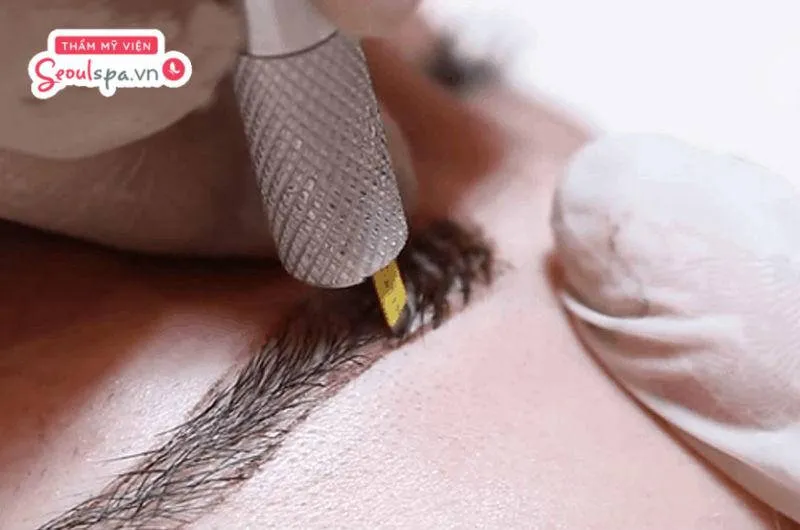 Điêu khắc chân mày là phương pháp sử dụng dao khắc chuyên dụng để tạo từng sợi mực hài hòa với sợi chân mày thật