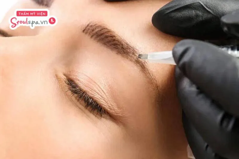 Điêu khắc chân mày giúp tái hiện lại từng sợi lông mày sắc nét với hiệu ứng gần giống sợi lông mày thật