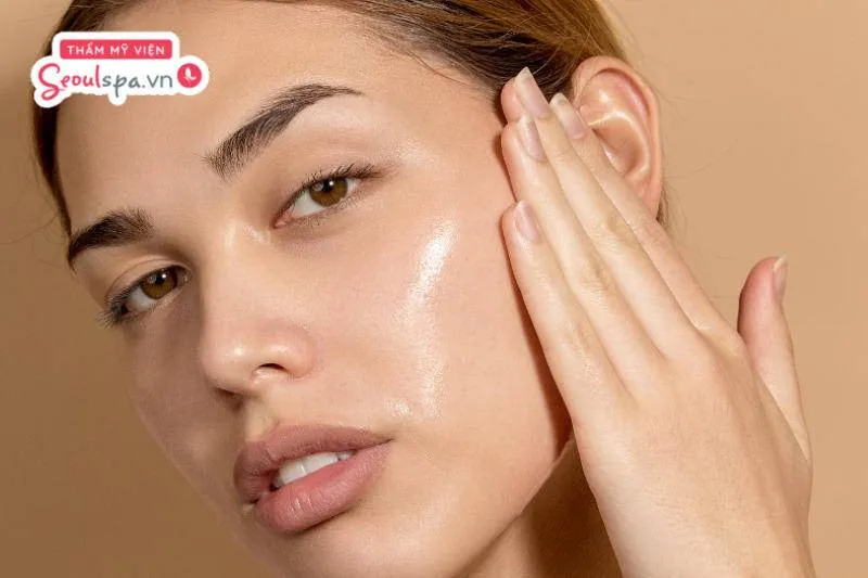 Người có da dầu nên cân nhắc thật kỹ trước khi thực hiện điêu khắc chân mày vì dễ làm mất sợi mực sau một thời gian