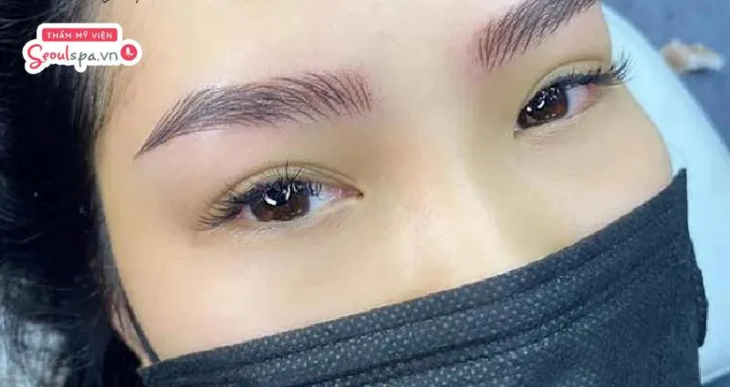 Điêu khắc sợi chân mày nếu không được kiểm soát đúng độ sâu có thể khiến sắc tố mực bị loang màu và trổ mực về lâu dài