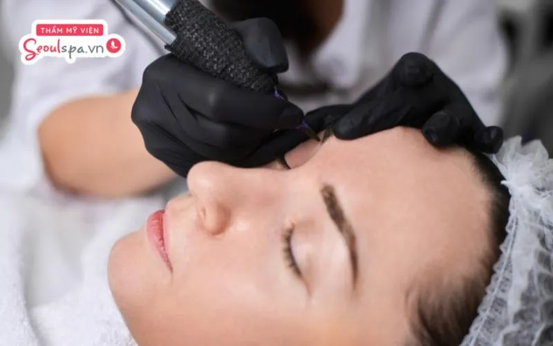 Phun thêu chân mày yêu cầu người thực hiện có chuyên môn cao và nắm rõ kỹ thuật đi sợi mực để tạo hiệu ứng mềm mại