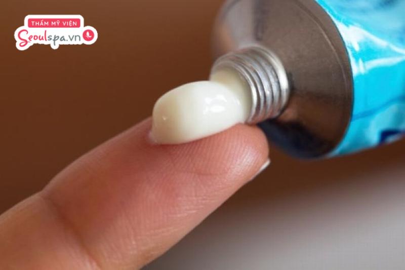 Bôi thuốc mỡ đúng cách sau phun xăm không chỉ giúp chân mày nhanh hồi phục mà còn đẩy nhanh quá trình lên màu