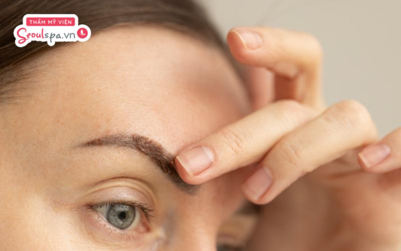 Không nên dưỡng mày bằng dầu dừa khi chân mày đang có tổn thương hở vì dễ gia tăng nguy cơ kích ứng